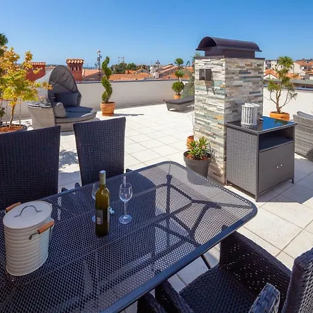 Luxury With Private Rooftop Terrace Apartment *